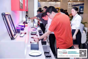 观众在展区积极了解产品详情