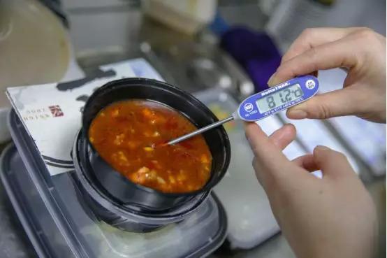 “未来餐厅”的餐品中心温度必须超过75摄氏度，方可打包出餐