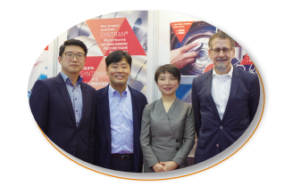 因泰聚合物贸易（上海）有限公司副总经理朱敏华（右二） Interpolymer Korea Co., Ltd. 的CTO Kim Oneha 博士 （左二），Zschimmer & Schwarz 的特种化学品业务总监 Bernd Schlichting博士（右一）