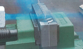 图 2：利用 Kärcher 公司研发生产的 IB 15/120 干冰喷射装置进行的干冰喷射试验。