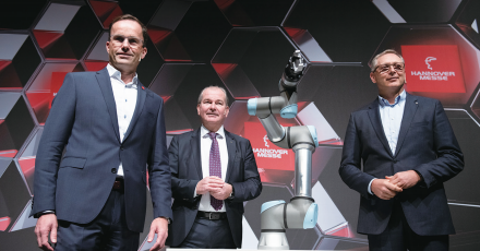从左至右： 德国汉诺威展览公司 CEO Jochen Köeckler 博士、瑞典驻德国大使 S.E. Per Thöresson 先生、优傲机器人总裁 Jürgen von Hollen 先生