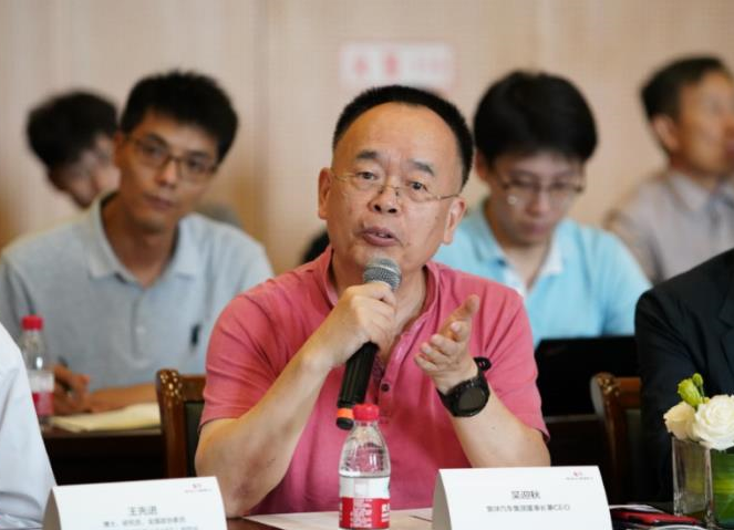  资深媒体人吴迎秋在座谈中与各界代表交流