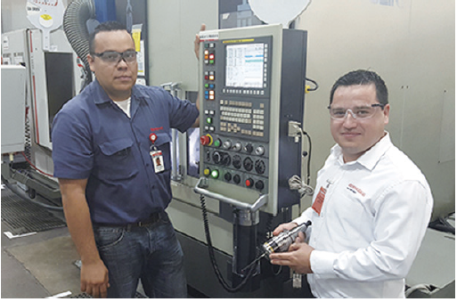 霍尼韦尔航空航天集团的生产工程师Luis Adrián Gallegos 与雷尼绍的应用工程师Gilberto Ochoa