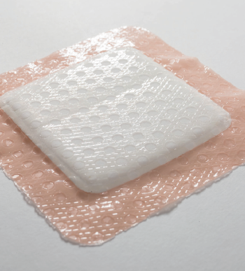 硅酮泡沫边缘敷料：Vancive提供各种新的硅酮材料，包括卷材和改装产品，例如这种带有边界的硅酮泡沫伤口护理敷料。