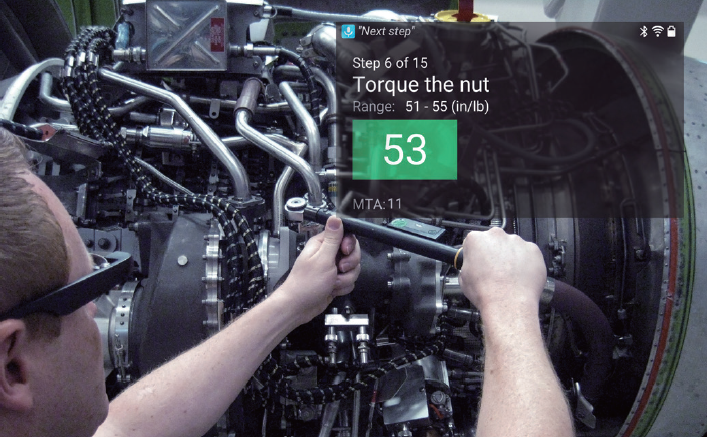 GE的喷气发动机机械师在装配时借助Skylight来检查扭矩值。