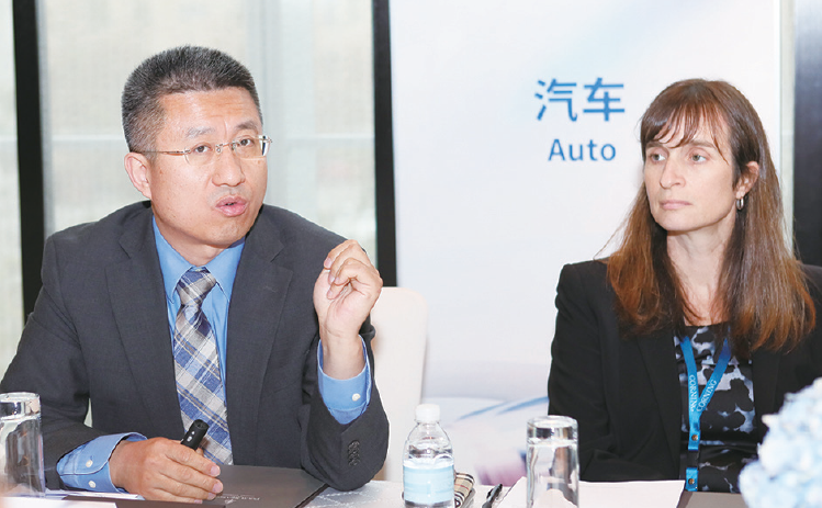 康宁环境科技部中国区总经理Sharon E. Bois（右）；康宁汽车玻璃事业部亚洲区商务总监王剑波（左）
