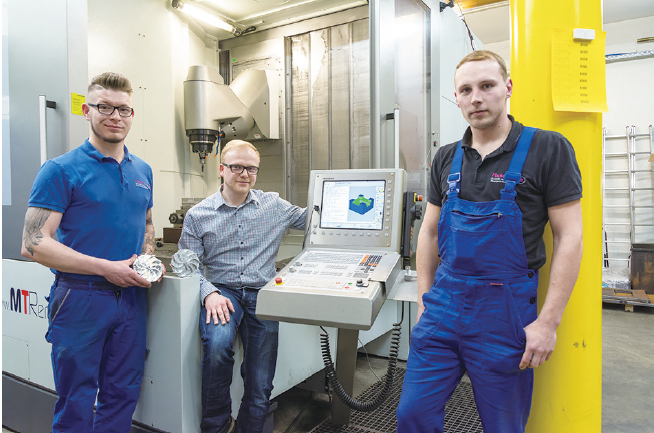 团队： 运营经理Matthias Puffe（ 中），TNC 操作员Christian Müller（右）和CAM 编程员Konrad Egermann（左）