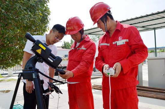 西北油田首次引进“激光异物清除仪器