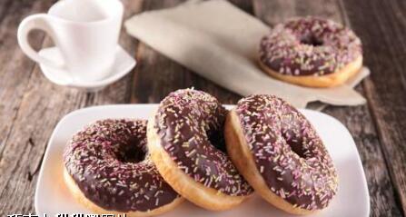 美味关“键”：赢创催化剂让巧克力糖衣紧紧包裹甜甜圈、纸杯蛋糕