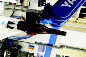 RoboFill 4.0：定制瓶供应的机器人抓手定制瓶供应的辅助灌装理念