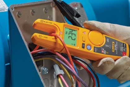 新型Fluke FieldSense技术支持在不使用金属触点的条件下同时测量电压和电流