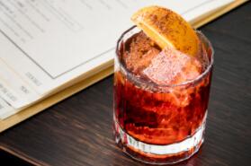 万豪集团邀传奇酒吧Dante的调酒师Naren Young到中国，讲述金巴利鸡尾酒背后的故事