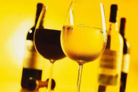 白酒、啤酒、葡萄酒齐头并进，我国酒类市场“蛋糕”变大