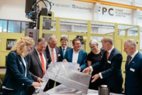 轻量化组件系列的新生产理念：新的纤维铺放中心（FPC）正式启用