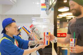 Hot Dog on a Stick(R)在华开设首家分店