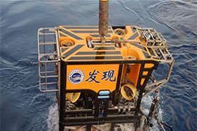 中国首次实现缆控式与自治式水下机器人深海交会拍摄