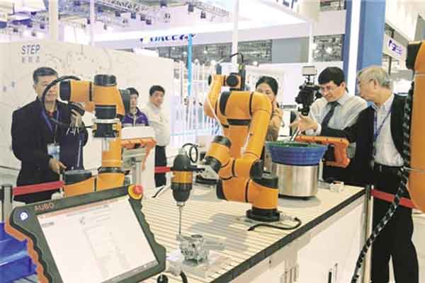 机器人产业传递出多个新动向：小型化、轻量型、协作机器人