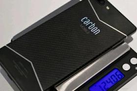 全球首款碳纤维手机面世：6英寸屏幕仅125g