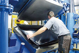 抗划痕与镜面光泽——新型塑料薄膜扩展轻质车辆可见结构件的应用领域