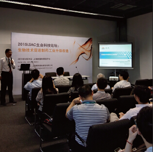 CPhI China 展会入口、部分展商展台、 医药物流新区以及峰会论坛现场