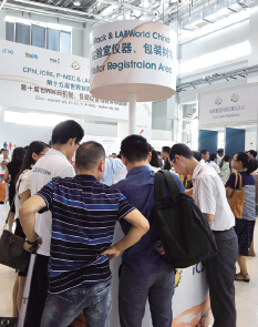 CPhI China 展会入口、部分展商展台、 医药物流新区以及峰会论坛现场