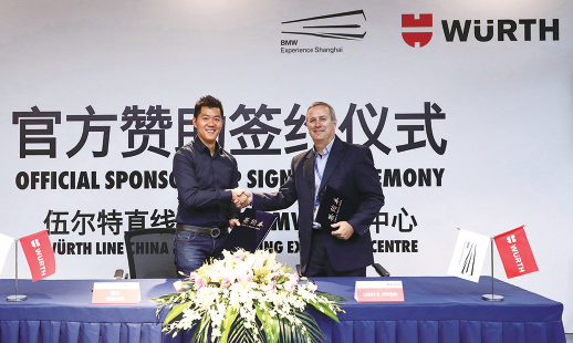 伍尔特中国CEO Larry Stevens（右）和宝马驾驶体验中心副总经理曹杉共 同签署合作合约