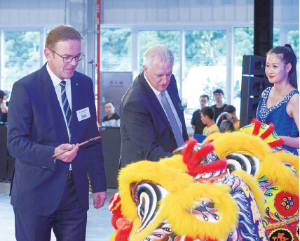 杜尔集团CEO Ralf W. Dieter 先生( 左）与杜尔中国总裁Reiner Schmid 先生为舞狮点睛