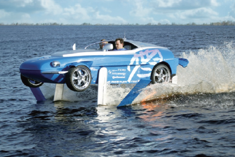 图4：Frank Rinderknecht 的Rinspeed Splash 飞行在水面上。（图 片来源：Rinspeed）