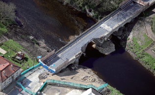 被洪水摧毁了的Tadcaster镇横跨沃夫河公路大 桥鸟瞰图。