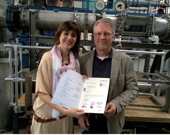 Isabel Gómez与Paul-Uwe Thamsen教授在柏林技术大学毕业典礼上。