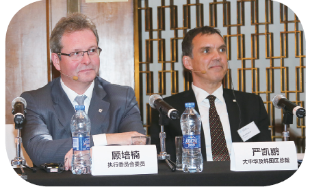 科莱恩有限公司执行委员会委员顾培楠先生（左）及 大中华及韩国区总裁严凯鹏先生（右）