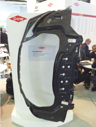 图2，汽车供应商 Faurecia 以VORAFORCE 5300 环氧树脂通过RTM 工艺制造的阿斯顿马丁的后部 结构。