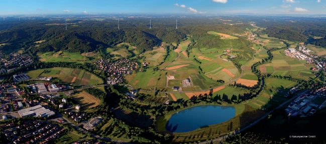 该图显示了一旦Naturstromspeicher项目在2018年底全面投入运营，盖尔多夫（Gaildorf）镇周围 可能出现的景观。