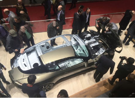 图 3：在2016 日内瓦车展上展出的定制切割阿斯顿• 马丁DB11。