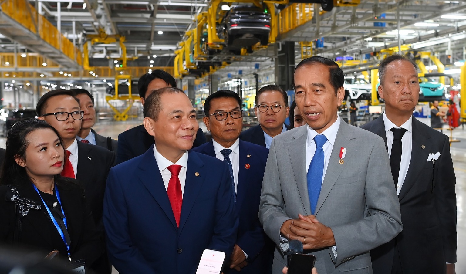 Indonesian president visits VinFast manufacturing complex