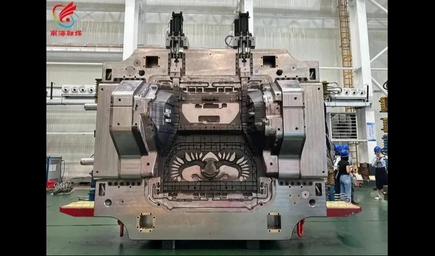 文灿集团交付第三套问界M9大型一体化压铸模具