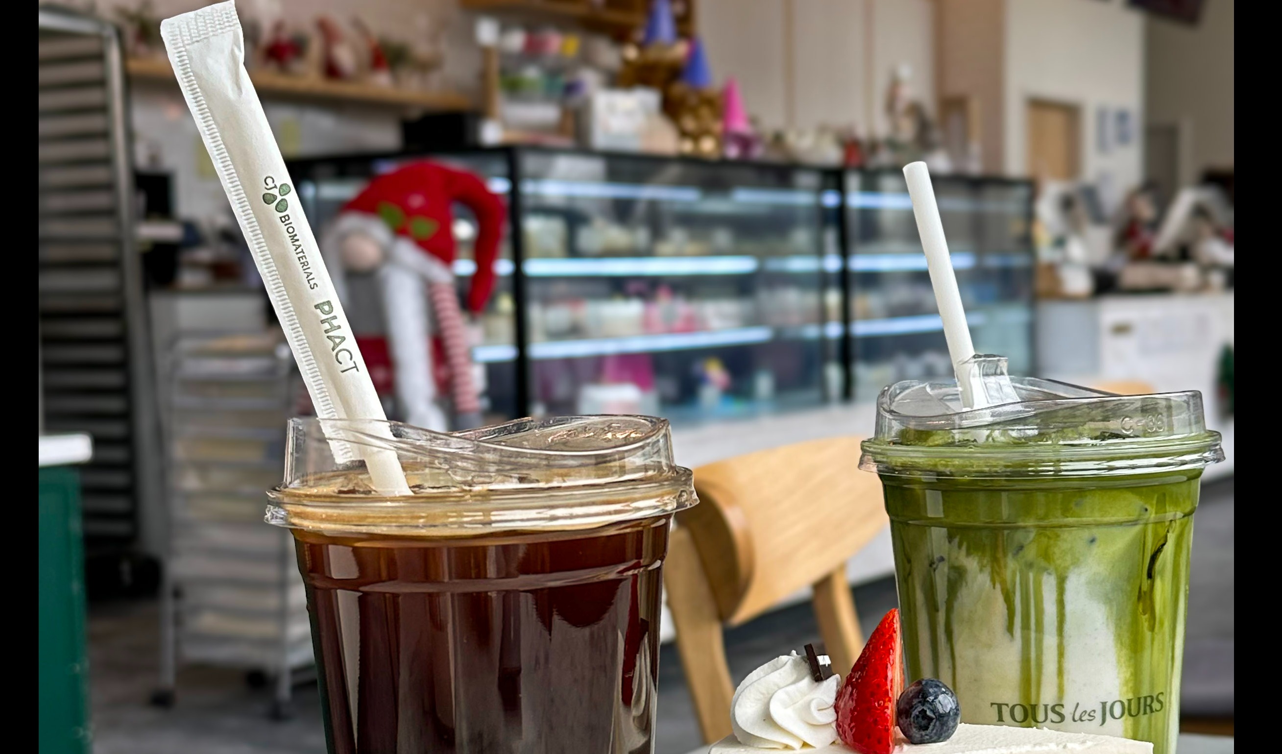 Plant-based straws produced with biopolymer