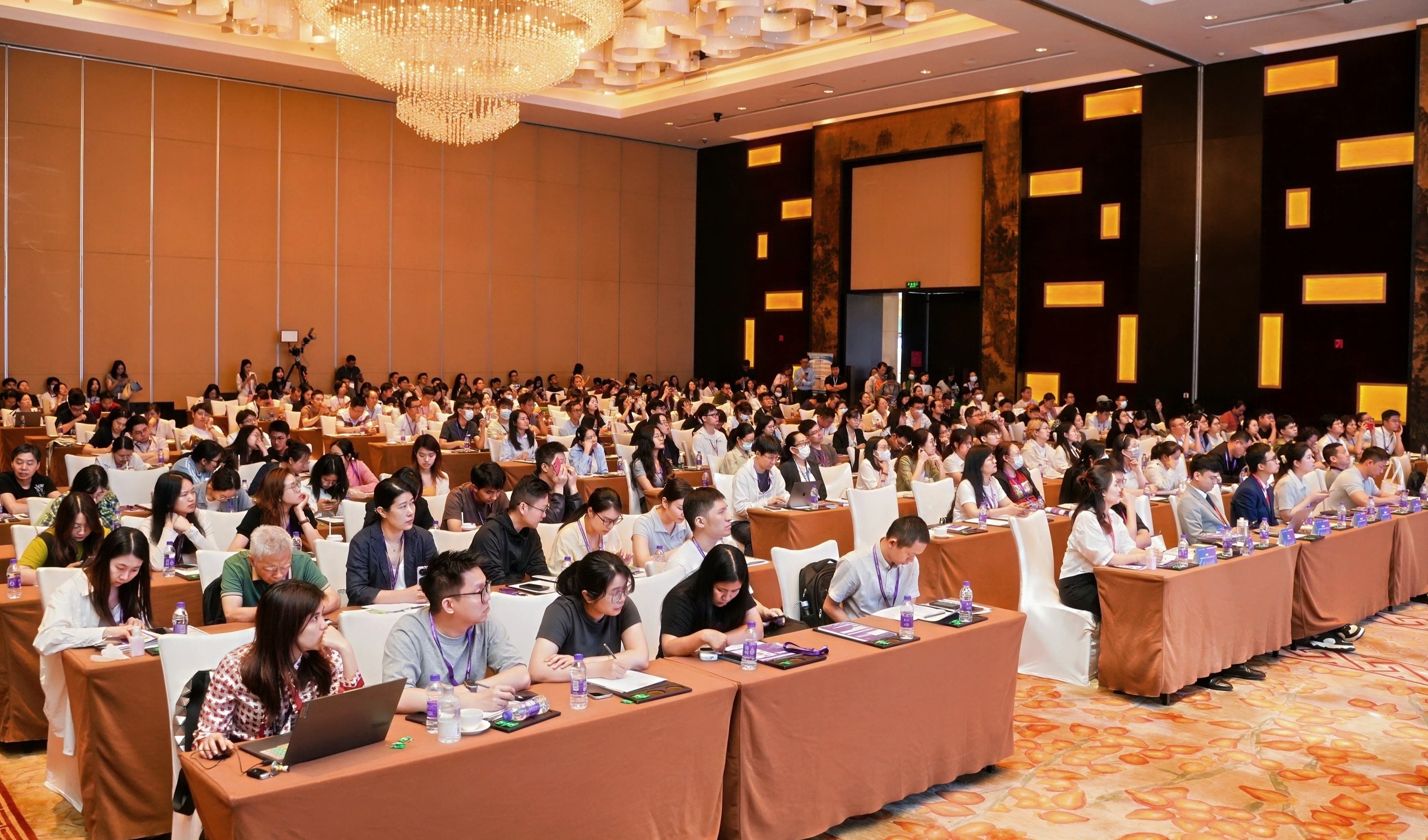 今年的洗护都玩这么细了？人宠同研、微生态、情绪价值”……2025洗护趋势与技术论坛全记录