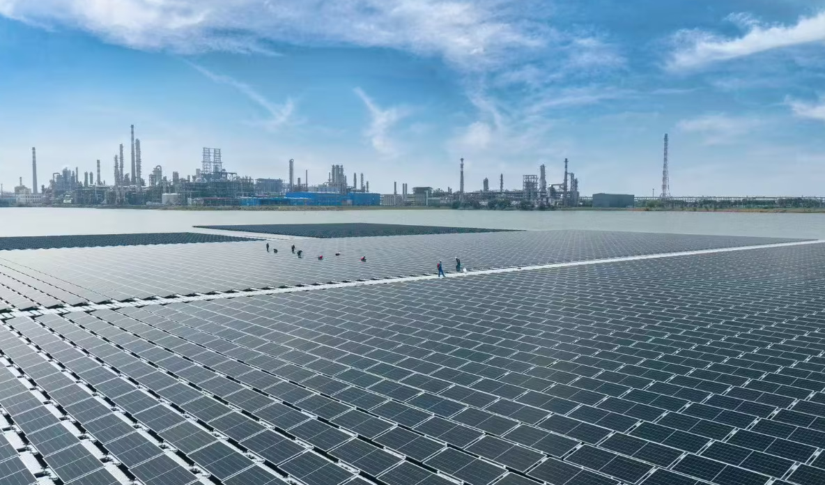 中国首座海水漂浮式光伏项目建成投用，年发绿电 1670 万千瓦时
