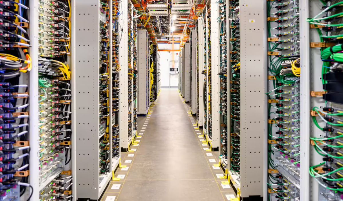 亚马逊 AWS 展示 Project Rainier 分布式集群，有望成为最强 AI 模型训练计算机