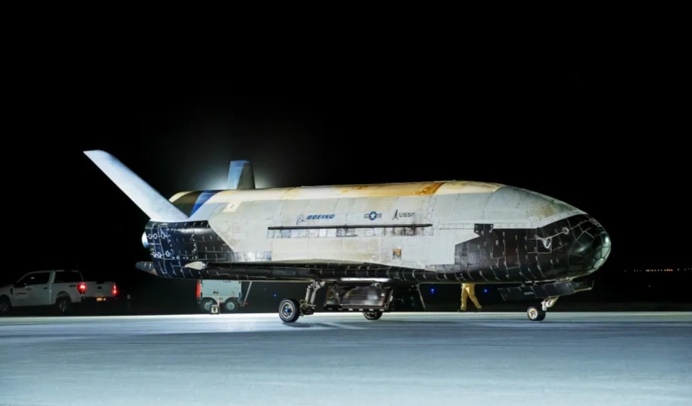 美国X-37B空天飞机执行新任务，测试激光通信与量子传感器