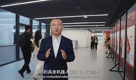 连登央媒、省媒！和周深同台，与大师挥毫，话出海智造，这“双手”有何吸引力？