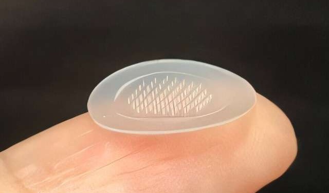 两级痘痘贴设计，以微小的尖刺阵列输送抗菌化合物