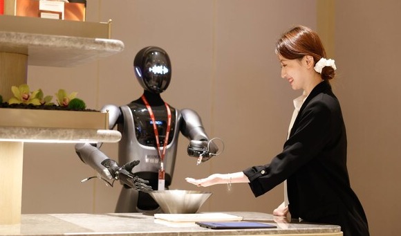 擎朗人形机器人入驻酒店打工,打造首个通用+专用机器人协作模式