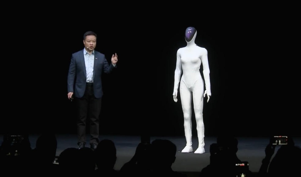 小鹏新一代人形机器人IRON亮相:首推女性形态,目标2026年规模量产