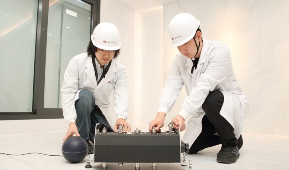 采用高密度开孔聚氨酯泡沫！LX Hausys开发的地面结构可有效降低楼层间噪音