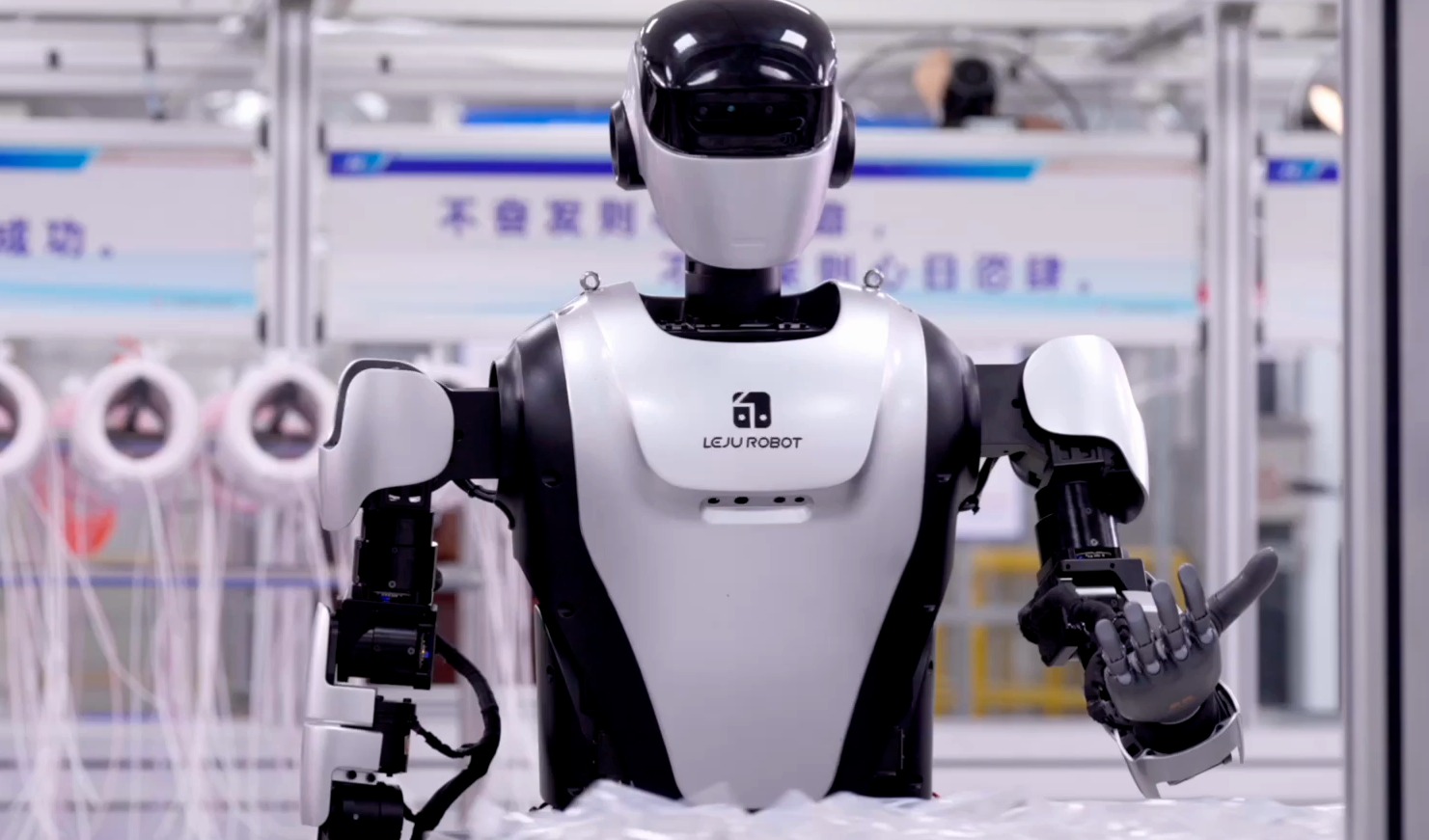 人形机器人生态进化呈现10大特征——上海财经大学数字经济研究院推出《人形机器人生态报告2025》