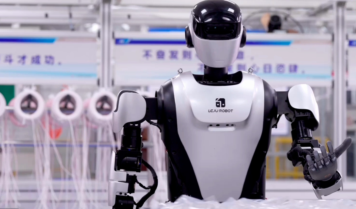 给钢铁侠塑造灵魂 杭州湾具身智能创新中心训练人形机器人适应更多场景