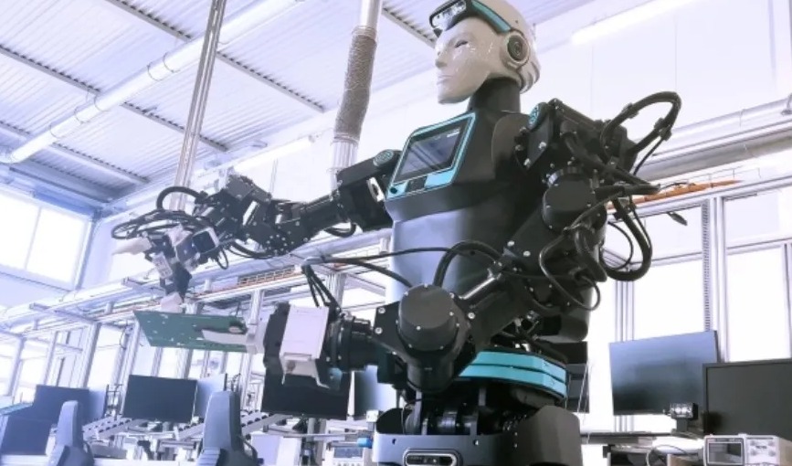 人形机器人，在意法半导体工厂造芯片