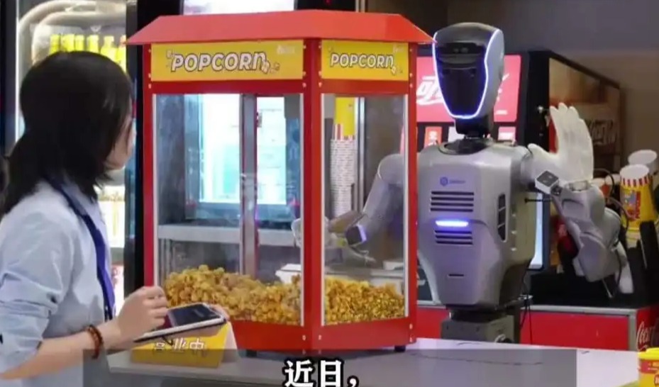全球首例:越疆人形机器人在电影院全自主上岗,能卖爆米花